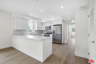 11042 La Maida St in Los Angeles, CA - Building Photo - Building Photo