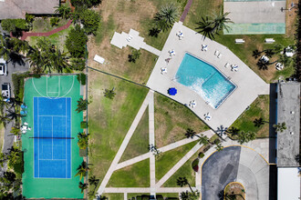 Saturn Condos in Cocoa Beach, FL - Foto de edificio - Building Photo