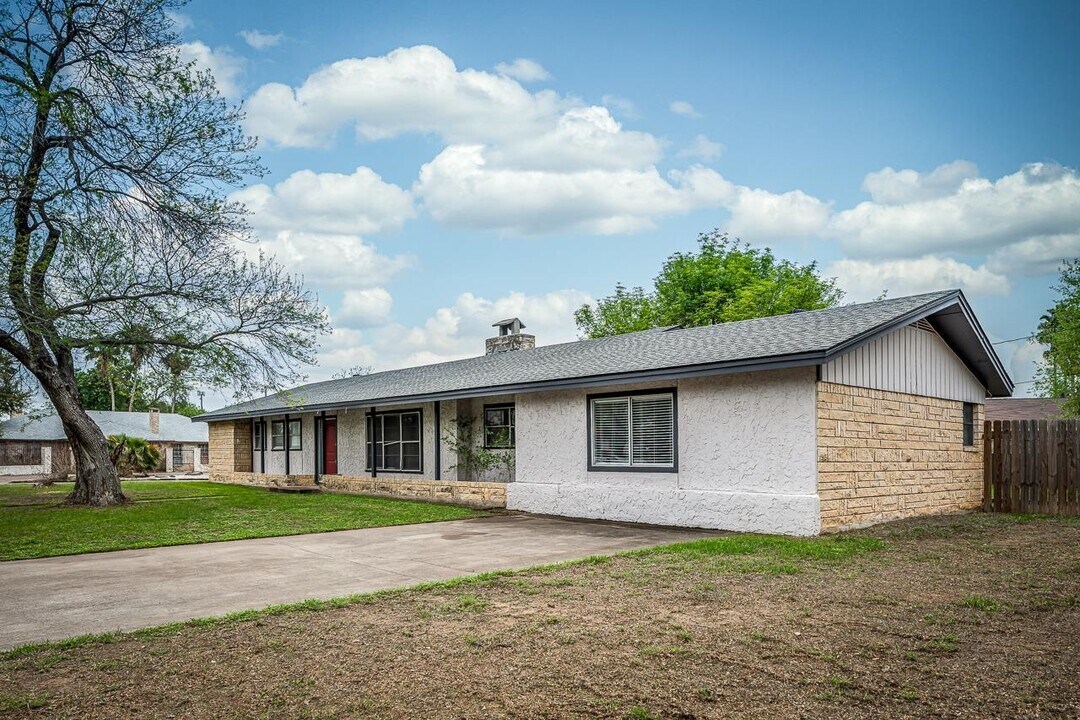 243 Elizabeth Dr in Del Rio, TX - Building Photo