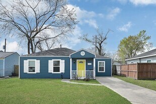 7710 Erath St in Houston, TX - Building Photo