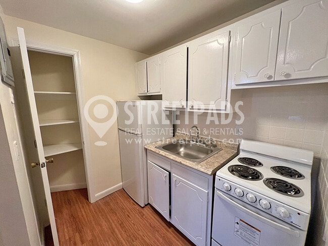1315 Commonwealth Ave, Unit 104 in Boston, MA - Building Photo - Building Photo