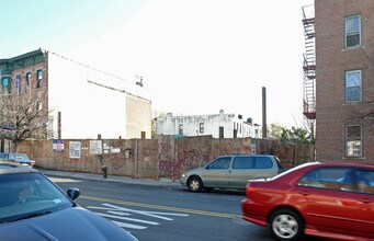5805 7th Ave in Brooklyn, NY - Building Photo - Building Photo