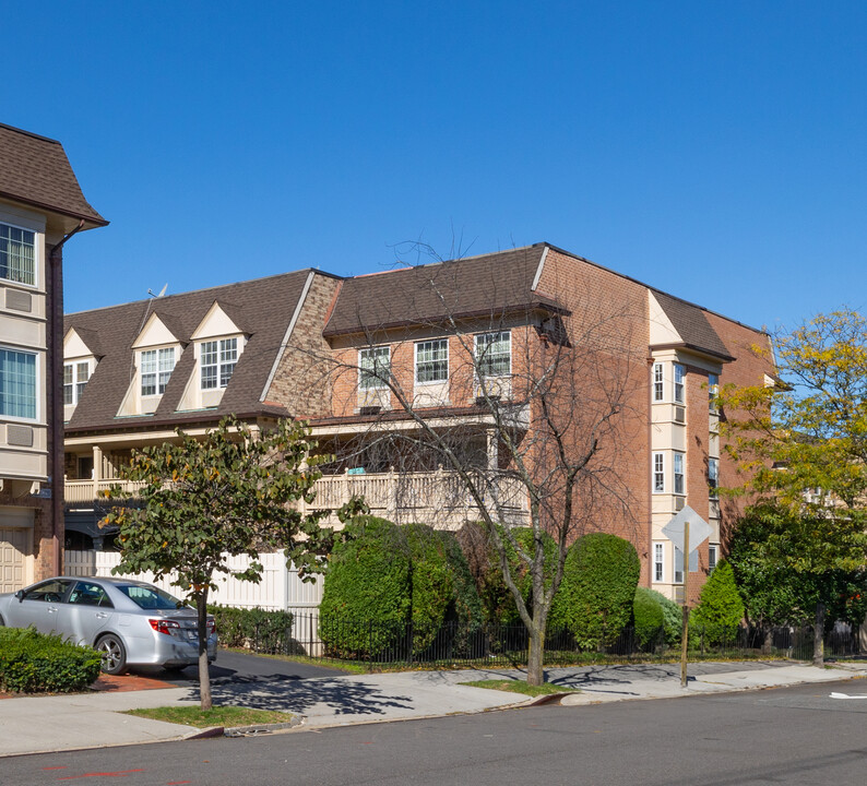 Baybridge Condominium in Bayside, NY - Building Photo