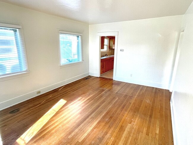 1635 SE Hickory St in Portland, OR - Building Photo - Building Photo