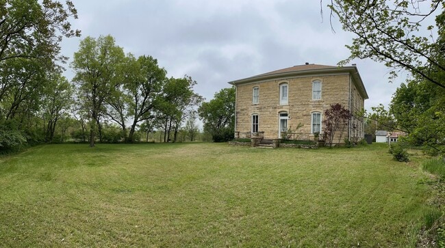 7827 Old 77 Hwy in Milford, KS - Foto de edificio - Building Photo