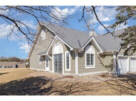 2438 Cochrane Cir in Woodbury, MN - Building Photo