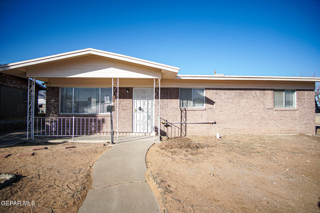 4131 Titanic Ave in El Paso, TX - Building Photo