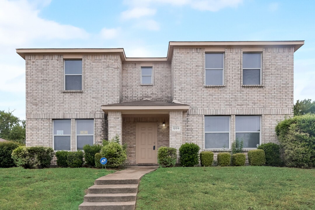 1209 Beeblossom Dr in Desoto, TX - Foto de edificio