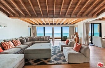 24608 Malibu Rd in Malibu, CA - Foto de edificio - Building Photo