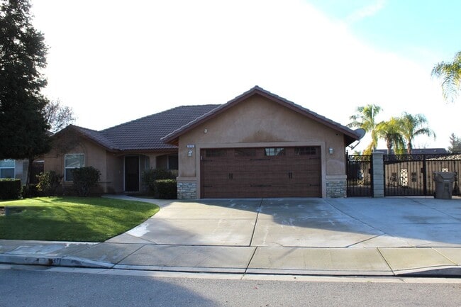 7031 Via Del Mar in Bakersfield, CA - Building Photo - Building Photo