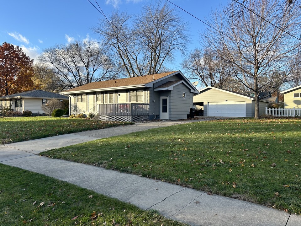 225 Bel Aire Dr in Waukee, IA - Foto de edificio