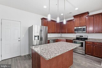 14814 Mason Creek Cir in Woodbridge, VA - Building Photo - Building Photo