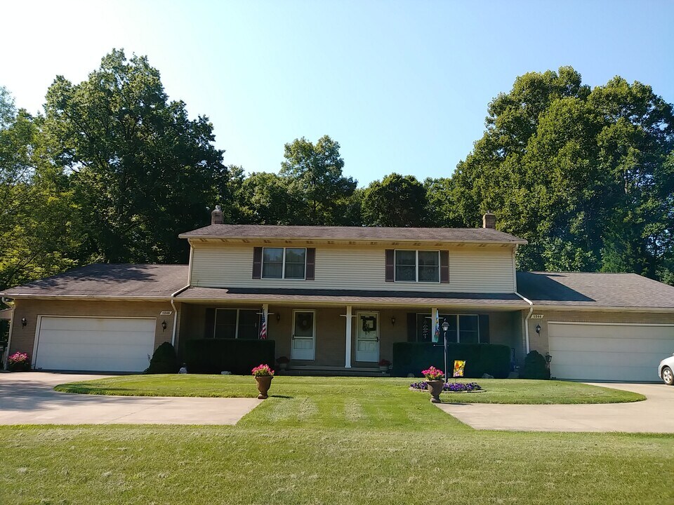 1248 Boettler Rd in Uniontown, OH - Foto de edificio
