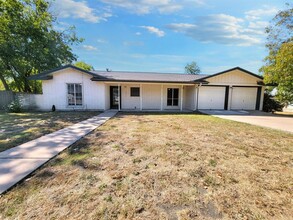 1902 Montclair Dr in Round Rock, TX - Foto de edificio - Building Photo