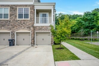 512 Waterview Ct in Hanover, NJ - Building Photo - Building Photo
