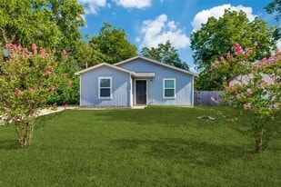 206 Royal St in Cleburne, TX - Building Photo