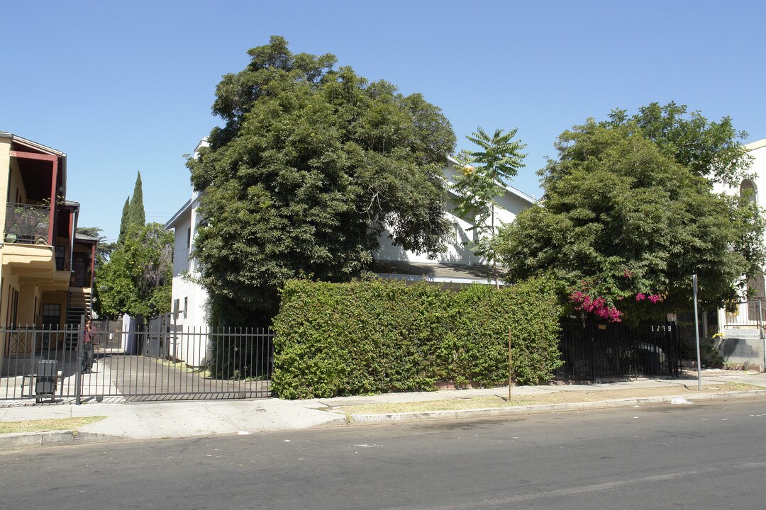 1239 Gordon St in Los Angeles, CA - Building Photo