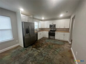 661 W Austin St in Luling, TX - Building Photo - Building Photo