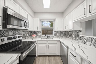 9393 Westwood Village Dr in Houston, TX - Building Photo - Building Photo