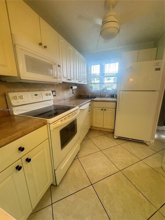 8590 Sunrise Lakes Blvd in Sunrise, FL - Foto de edificio