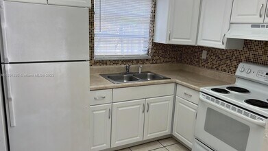 201 SW 9th St-Unit -A in Hallandale Beach, FL - Building Photo - Building Photo