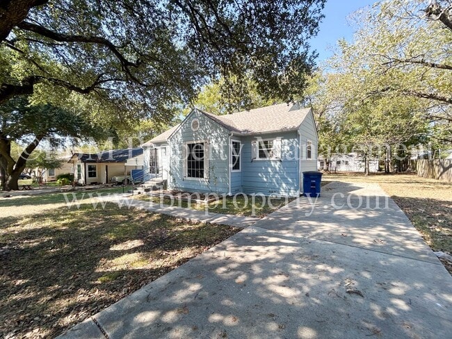 608 W Lake St in Ennis, TX - Building Photo - Building Photo