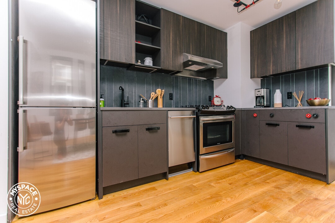 123 Melrose St, Unit 827 in Brooklyn, NY - Building Photo