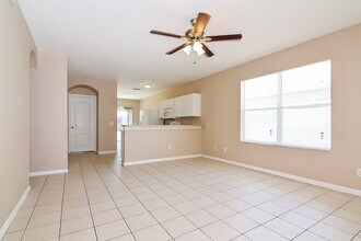 7742 Bristol Park Dr in Apollo Beach, FL - Building Photo - Building Photo