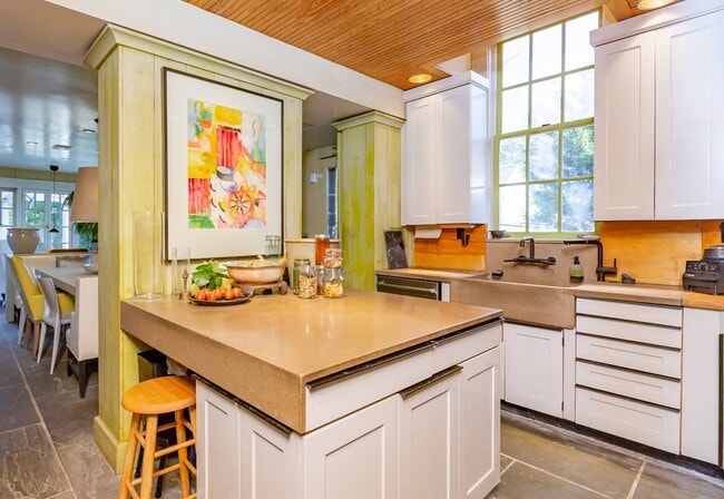 4 Cozzens Ln in Amagansett, NY - Building Photo - Building Photo