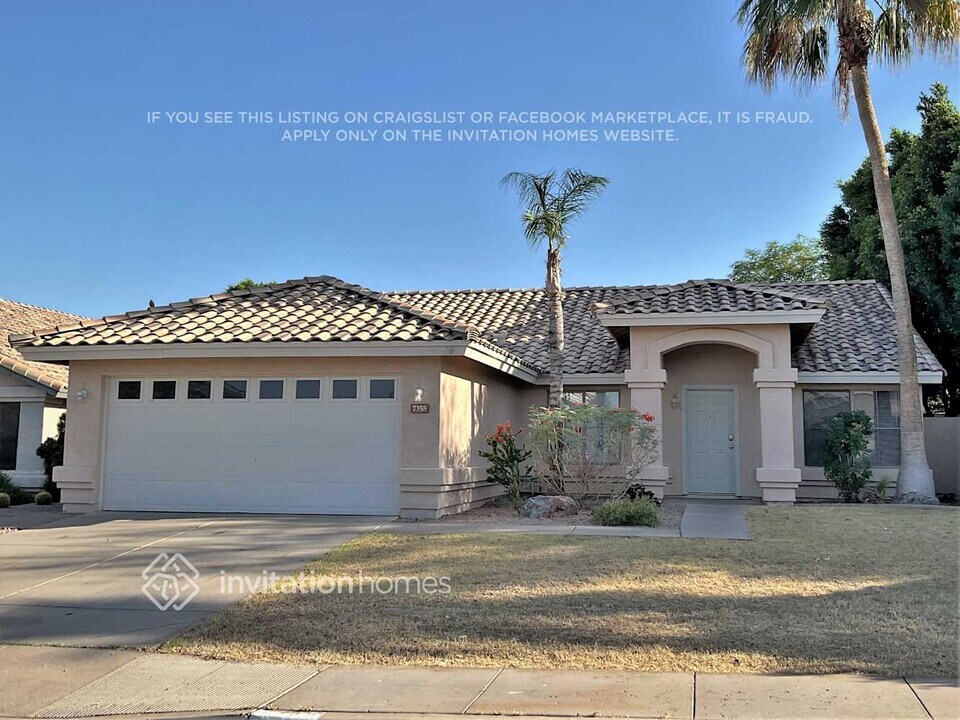 7358 E Nopal Ave in Mesa, AZ - Foto de edificio