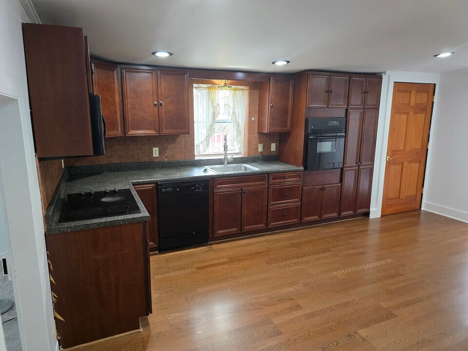 873 Old York Rd, Unit 2 in East Windsor, NJ - Building Photo