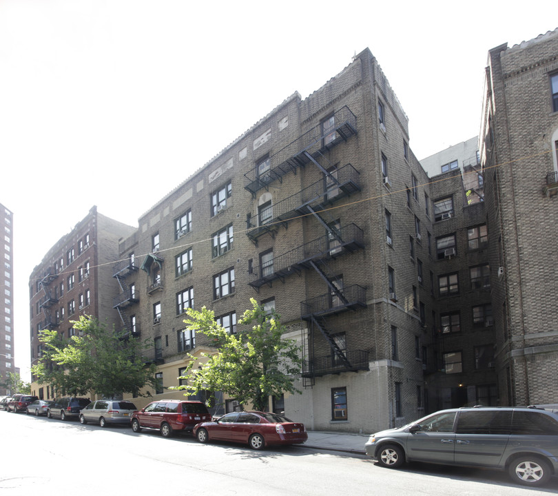 30 Fairview Ave in New York, NY - Building Photo