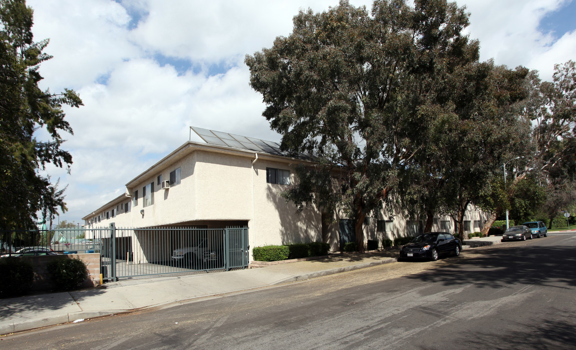 Penfield Apartments in Woodland Hills, CA - Building Photo