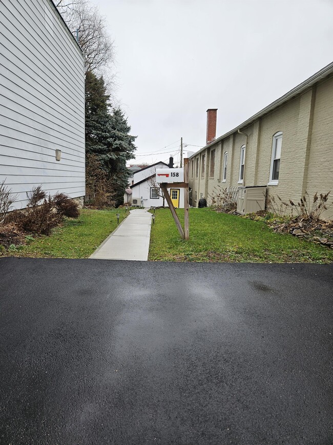 158 W Walnut St in Kutztown, PA - Building Photo - Building Photo