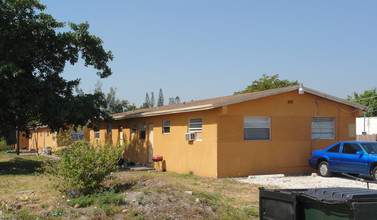 1912-1916 NW 28th St in Oakland Park, FL - Building Photo - Building Photo