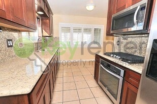 242 Santiago Ave in Sacramento, CA - Building Photo