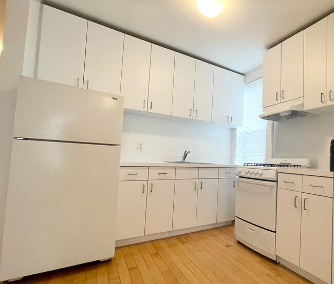 3130 37th St, Unit 3 in Astoria, NY - Foto de edificio - Building Photo