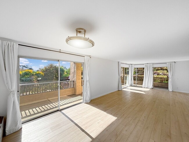 property at 2522 Clairemont Dr