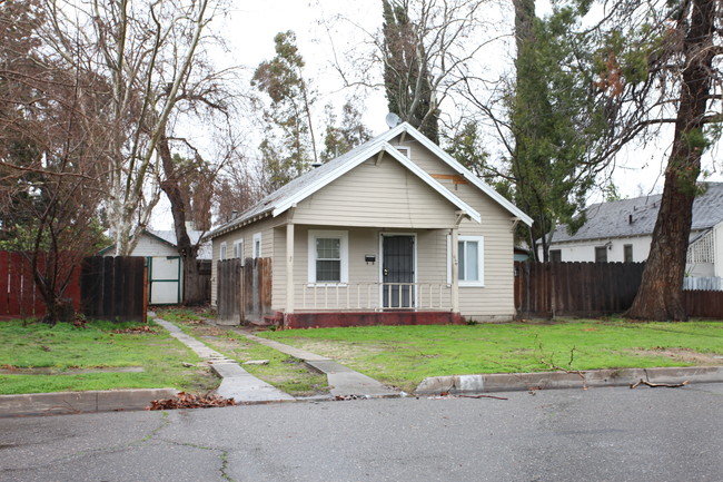 667 Columbia St in Turlock, CA - Building Photo - Building Photo