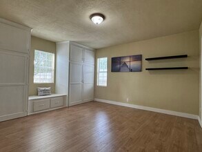 11050 Keswick St in Sun Valley, CA - Building Photo - Building Photo