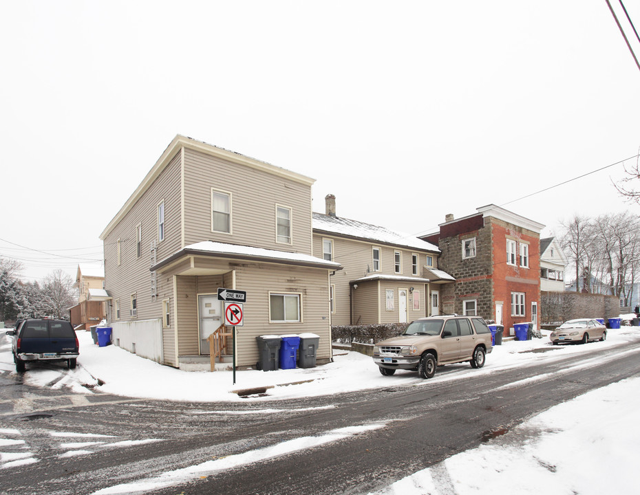 22 Pleasant St in Enfield, CT - Building Photo