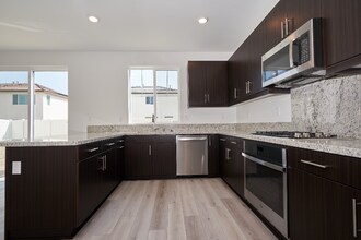 389 Havasu Wy in Rialto, CA - Foto de edificio - Building Photo