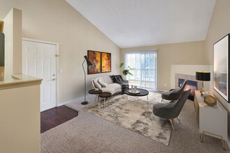 Crossroads at City Center Apartments in Aurora, CO - Foto de edificio - Building Photo