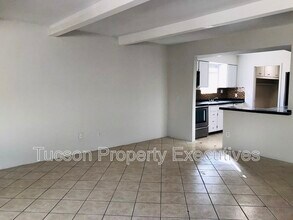 7742 E Tanque Verde Ln in Tucson, AZ - Building Photo - Building Photo