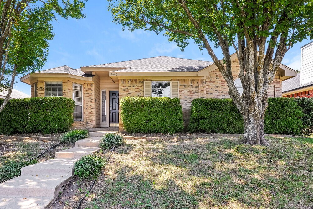 1040 Glencrest Dr in Cedar Hill, TX - Building Photo