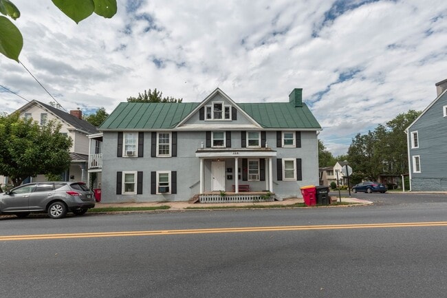 324 E Washington St in Charles Town, WV - Foto de edificio - Building Photo