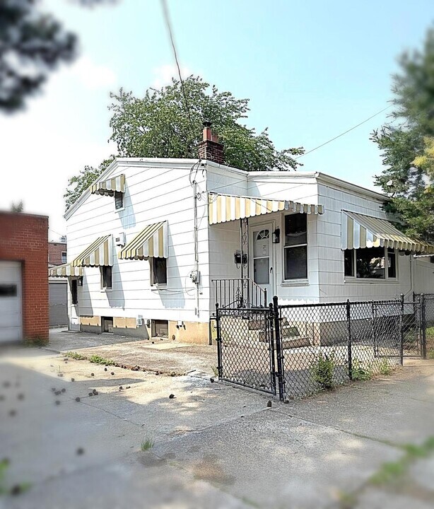 21-72-72 48th St in Queens, NY - Building Photo