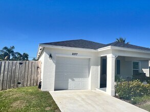 2277 SE Monroe St in Stuart, FL - Building Photo - Building Photo