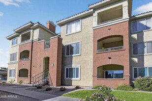 5401 E Van Buren St in Phoenix, AZ - Building Photo