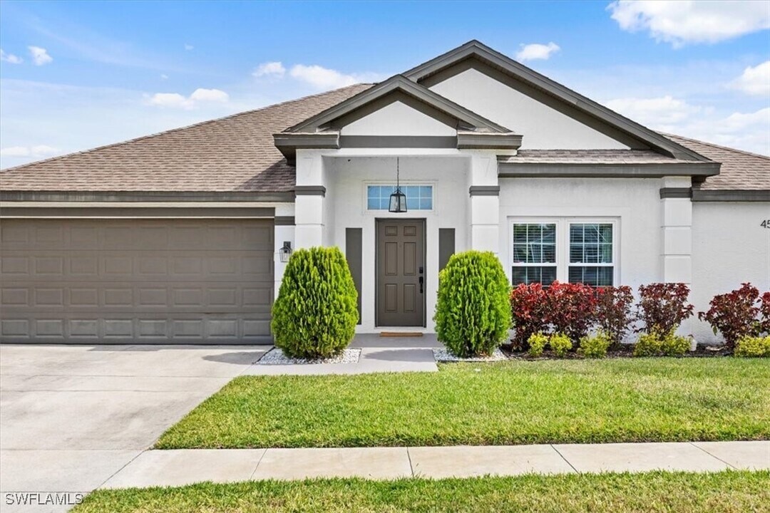 4504 Varsity Lakes Ct in Lehigh Acres, FL - Building Photo